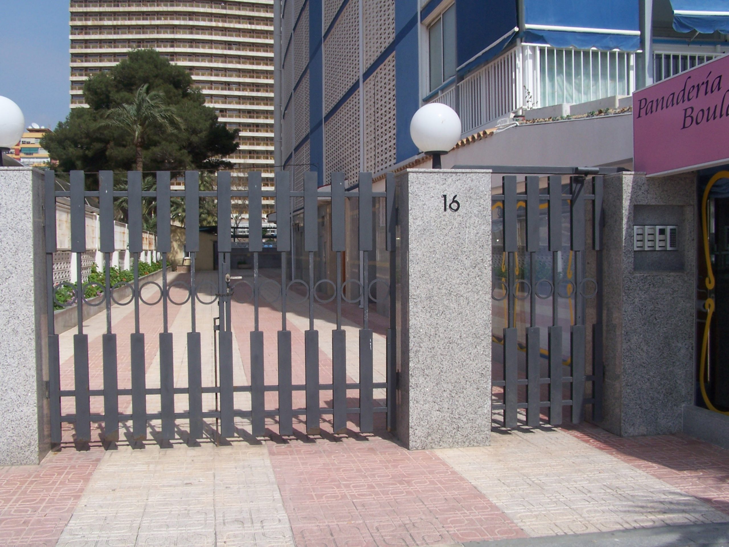 Puerta Acceso Exterior y telefonía